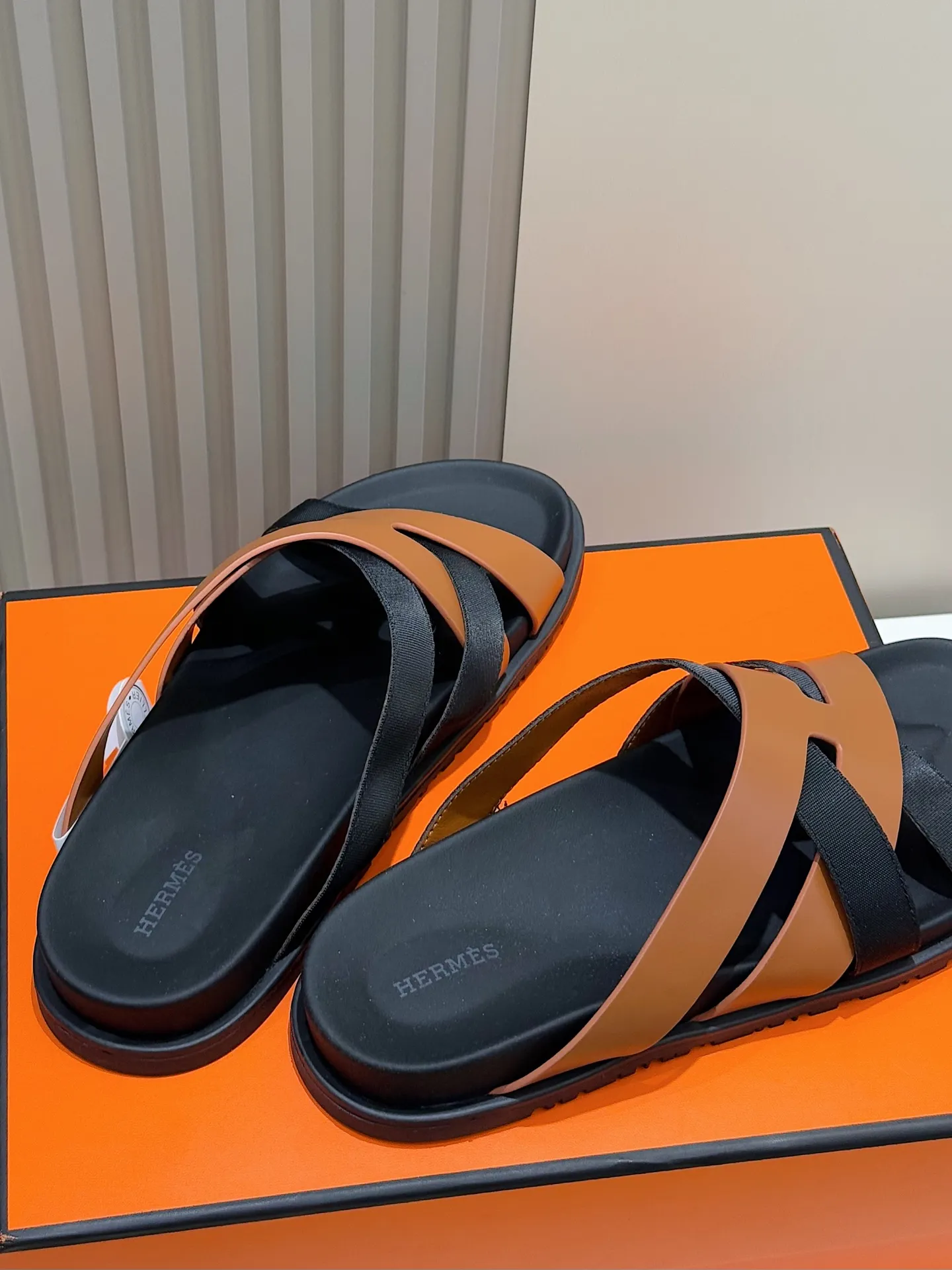 Batch 280 Hermes men's Kazimir slippers - top quality woven calfskin functional sandals, with interwoven uppers inspired by the "H" iconic pattern to create a casual look, perfect for summer. Imported cowhide + cowhide lining + rubber outsole Size: 38-44 (.45.46 customized)